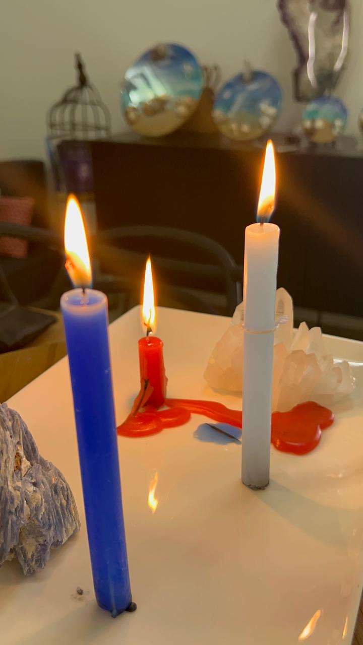 Andréia Ribeiro conduzindo ativação energética com velas
