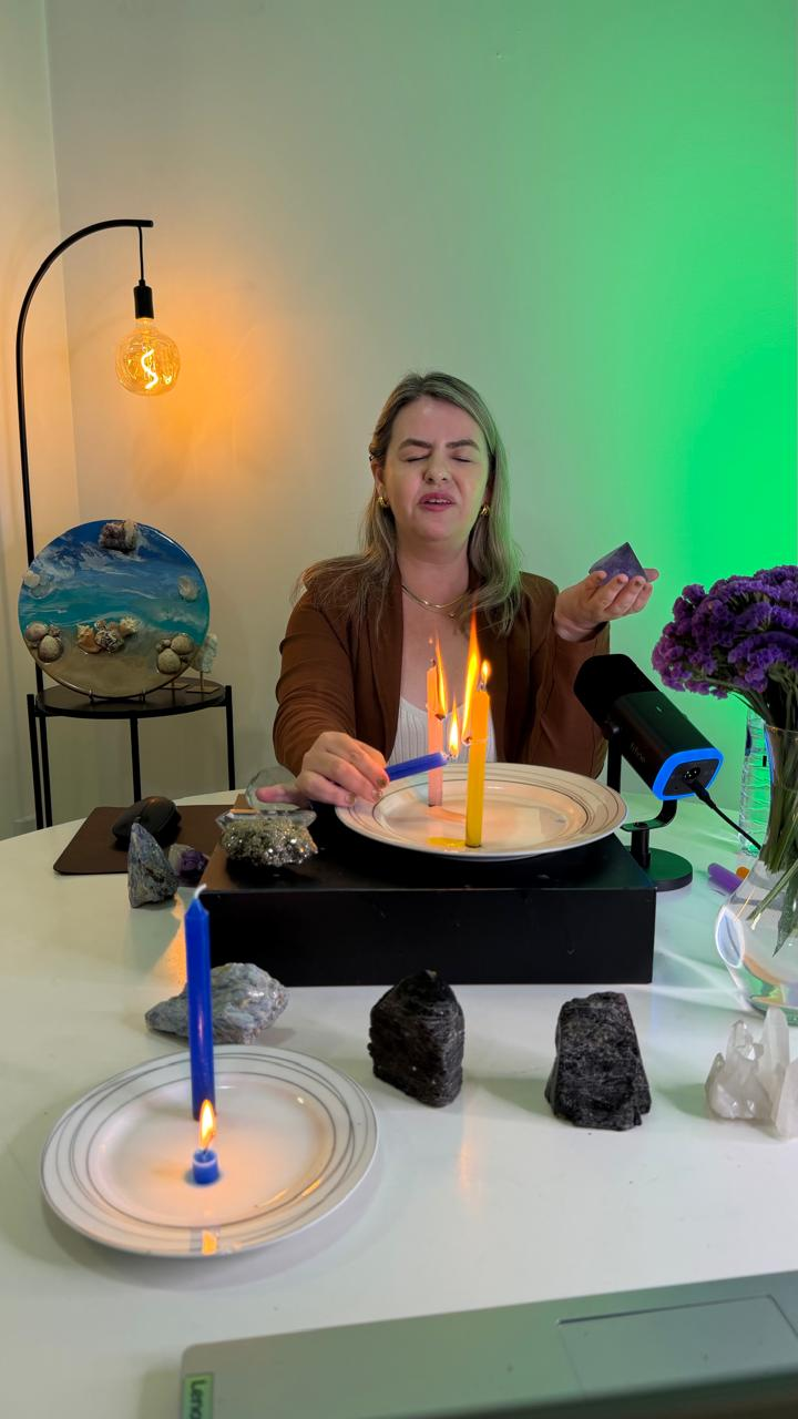 Andréia Ribeiro conduzindo processo energético com velas acesas